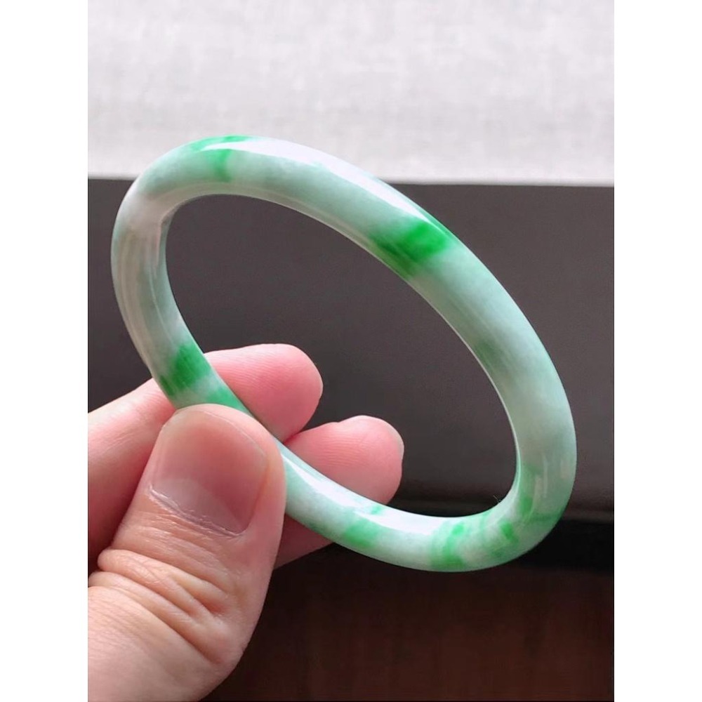 飄正陽綠花橢圓圓條貴妃翡翠玉鐲-長內徑約56m，適合54mm正圈-A045012-湧翠坊天然老坑A貨緬甸翡翠手鐲-附證書-細節圖7