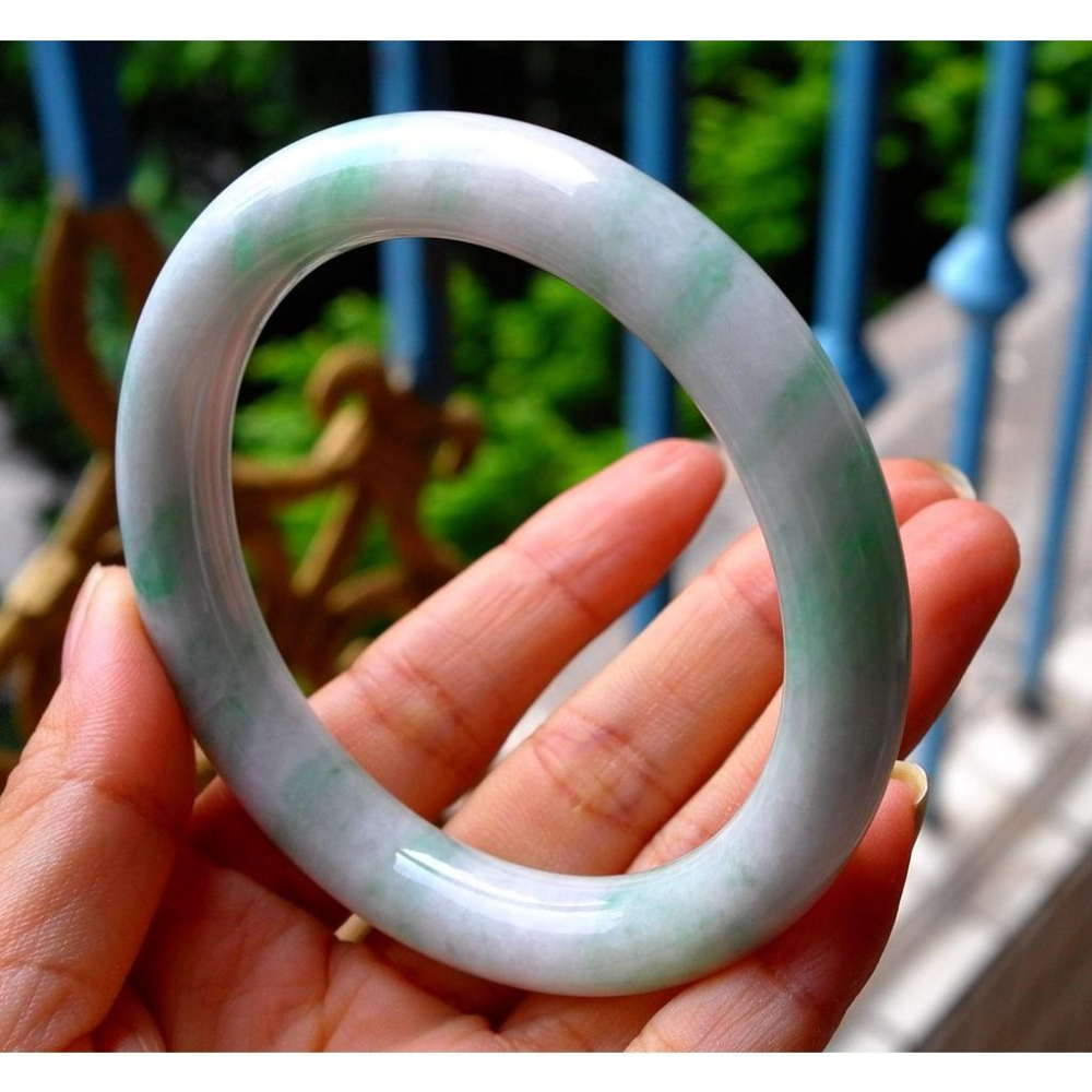 飄滿亮陽綠花圓骨 圓條 翡翠 玉鐲 手鐲 -內徑約55.7mm-A045021-湧翠坊天然老坑A貨緬甸翡翠手鐲-附證書-細節圖2