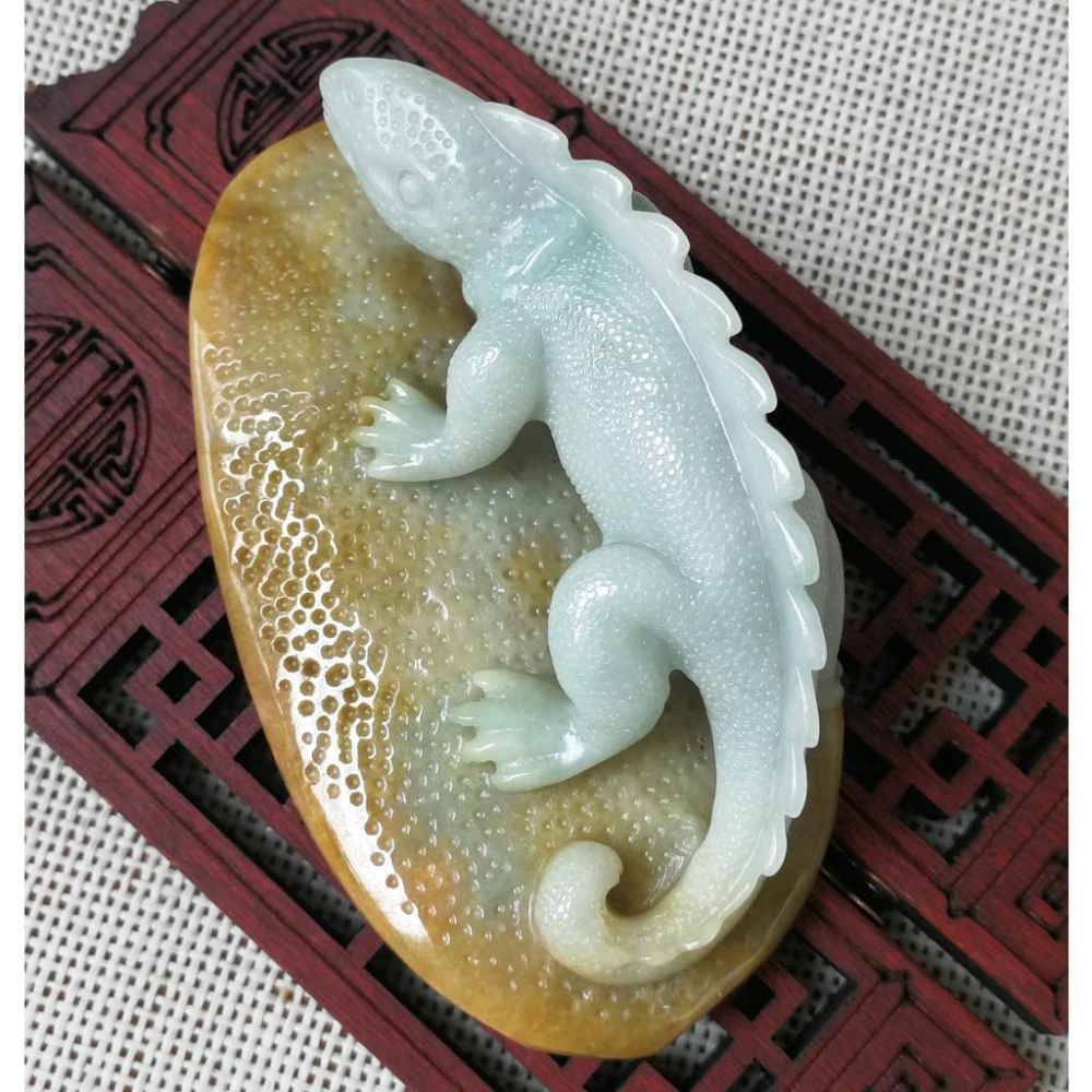 湧翠坊A貨 緬甸翡翠 吊墜 -附證書-顏色鮮豔 今非昔比 蜥蜴翡翠 擺件 -V051-細節圖2