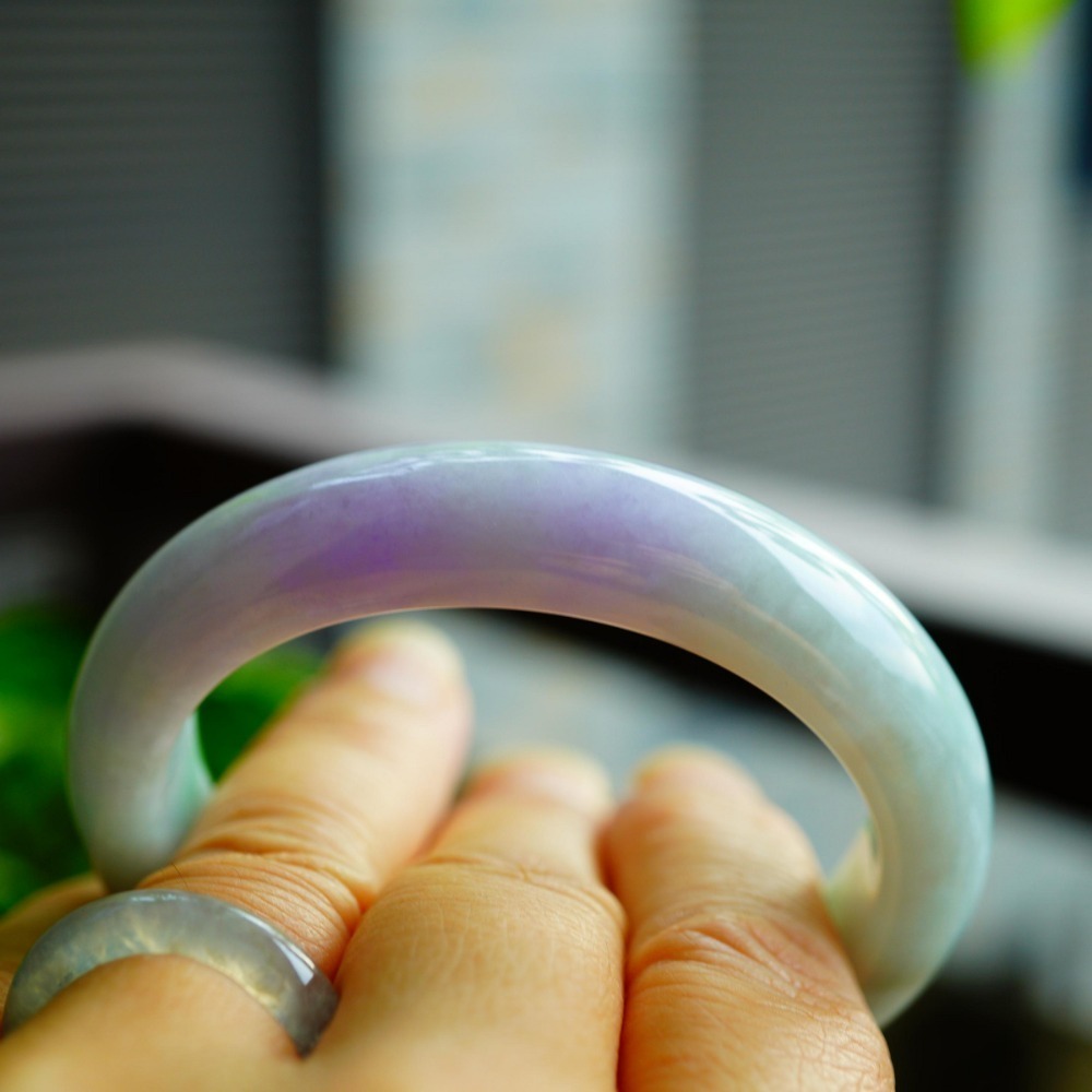 玉質細膩芙蓉豔紫飄綠春彩貴妃玉鐲手鐲，長內徑51.8mm適合正圈內徑49.8mm配戴A033110湧翠坊天然A貨翡翠-細節圖2