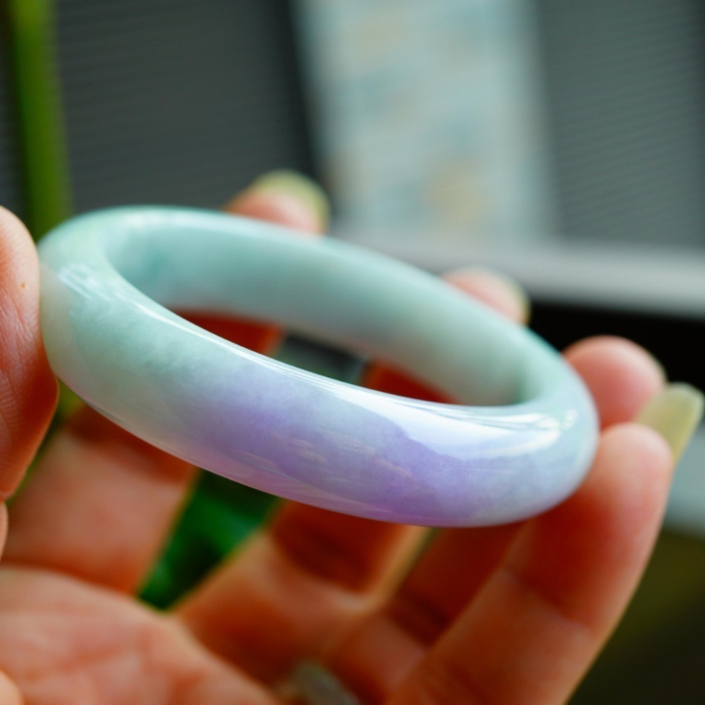 玉質細膩芙蓉豔紫飄綠春彩貴妃玉鐲手鐲，長內徑51.8mm適合正圈內徑49.8mm配戴A033110湧翠坊天然A貨翡翠-細節圖3