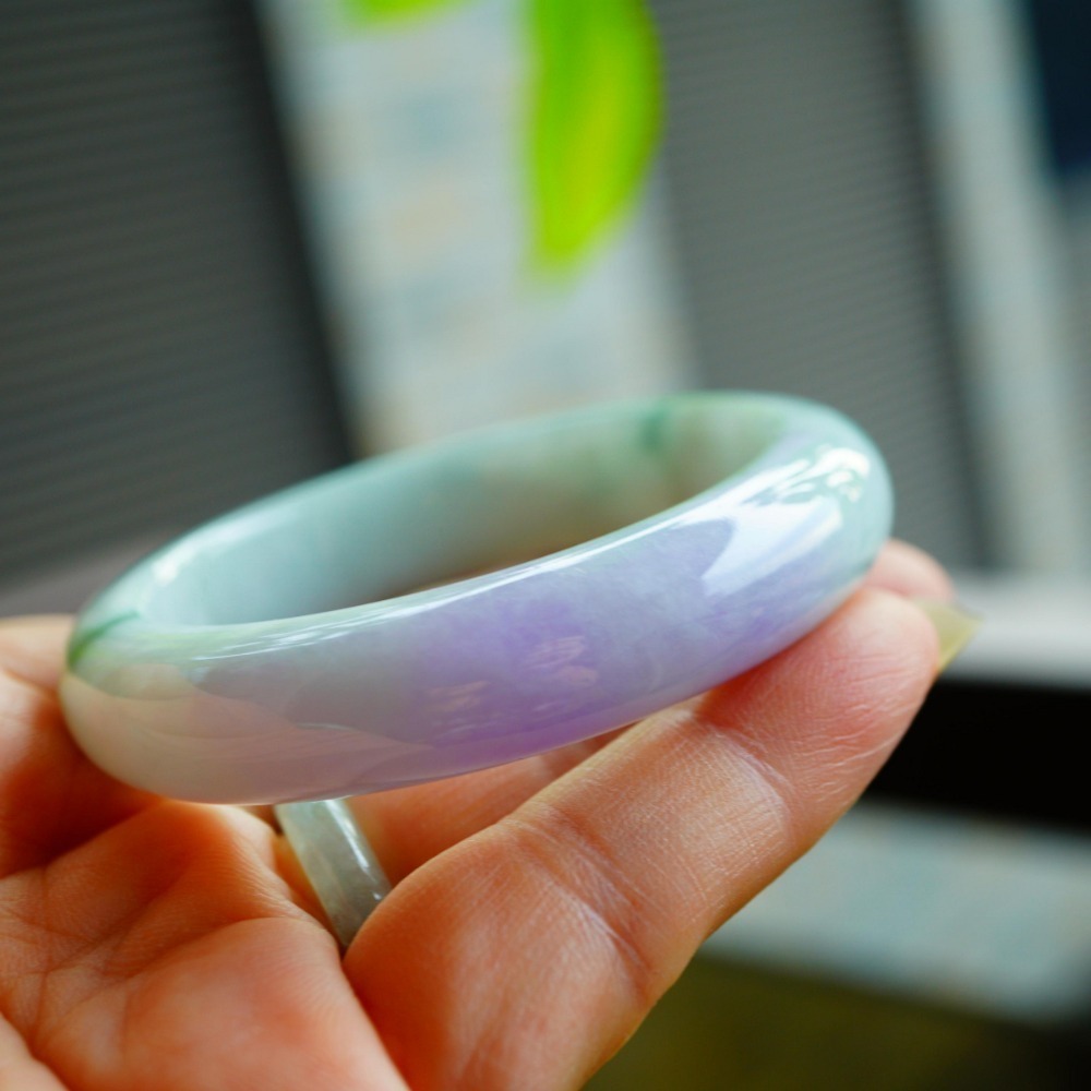 玉質細膩芙蓉豔紫飄綠春彩貴妃玉鐲手鐲，長內徑51.8mm適合正圈內徑49.8mm配戴A033110湧翠坊天然A貨翡翠-細節圖4