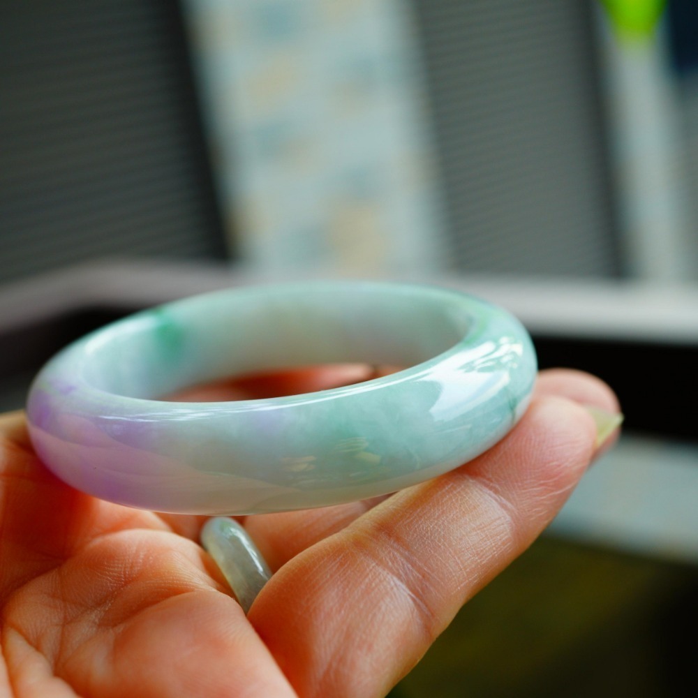 玉質細膩芙蓉豔紫飄綠春彩貴妃玉鐲手鐲，長內徑51.8mm適合正圈內徑49.8mm配戴A033110湧翠坊天然A貨翡翠-細節圖5