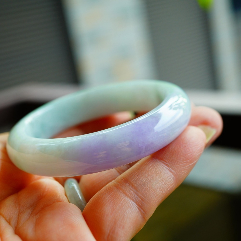 玉質細膩芙蓉豔紫飄綠春彩貴妃玉鐲手鐲，長內徑51.8mm適合正圈內徑49.8mm配戴A033110湧翠坊天然A貨翡翠-細節圖6
