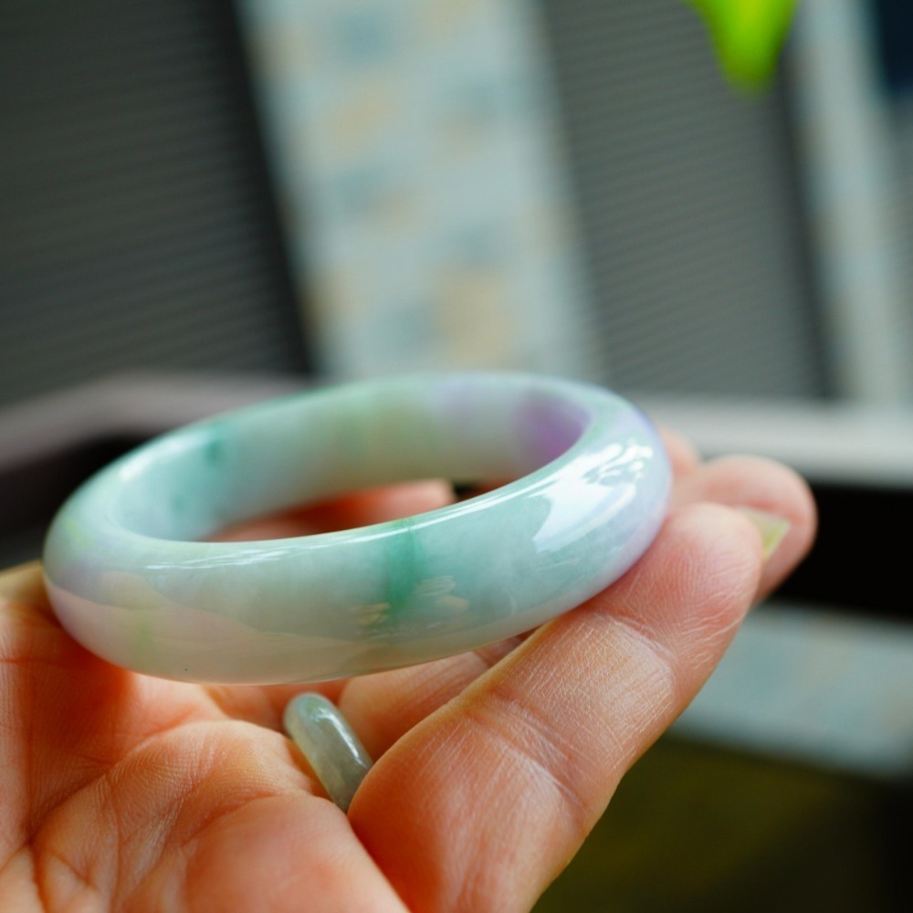 玉質細膩芙蓉豔紫飄綠春彩貴妃玉鐲手鐲，長內徑51.8mm適合正圈內徑49.8mm配戴A033110湧翠坊天然A貨翡翠-細節圖7