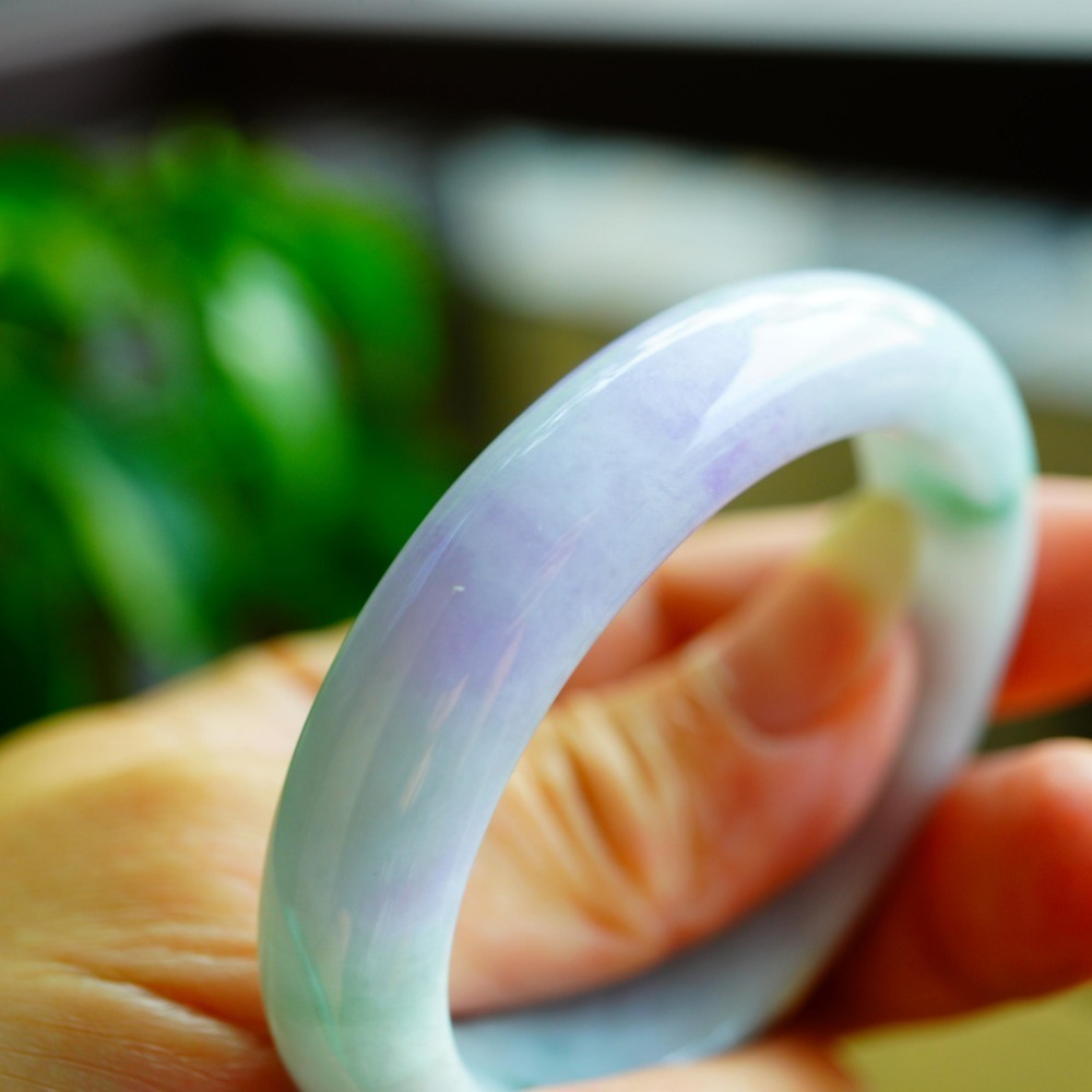 玉質細膩芙蓉豔紫飄綠春彩貴妃玉鐲手鐲，長內徑51.8mm適合正圈內徑49.8mm配戴A033110湧翠坊天然A貨翡翠-細節圖8