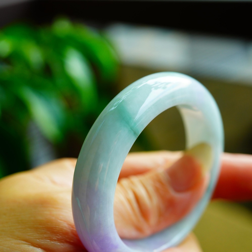 玉質細膩芙蓉豔紫飄綠春彩貴妃玉鐲手鐲，長內徑51.8mm適合正圈內徑49.8mm配戴A033110湧翠坊天然A貨翡翠-細節圖9