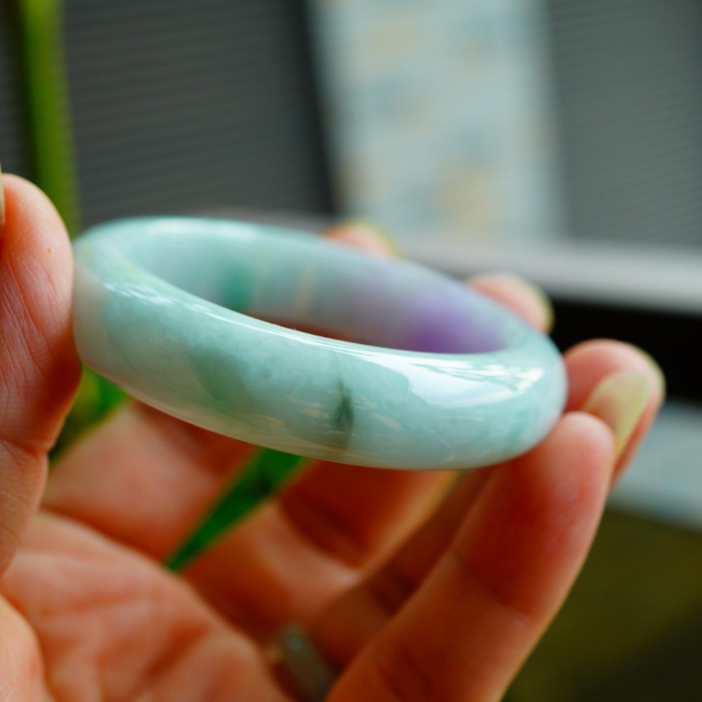 玉質細膩芙蓉豔紫飄綠春彩貴妃玉鐲手鐲，長內徑51.8mm適合正圈內徑49.8mm配戴A033110湧翠坊天然A貨翡翠-細節圖10