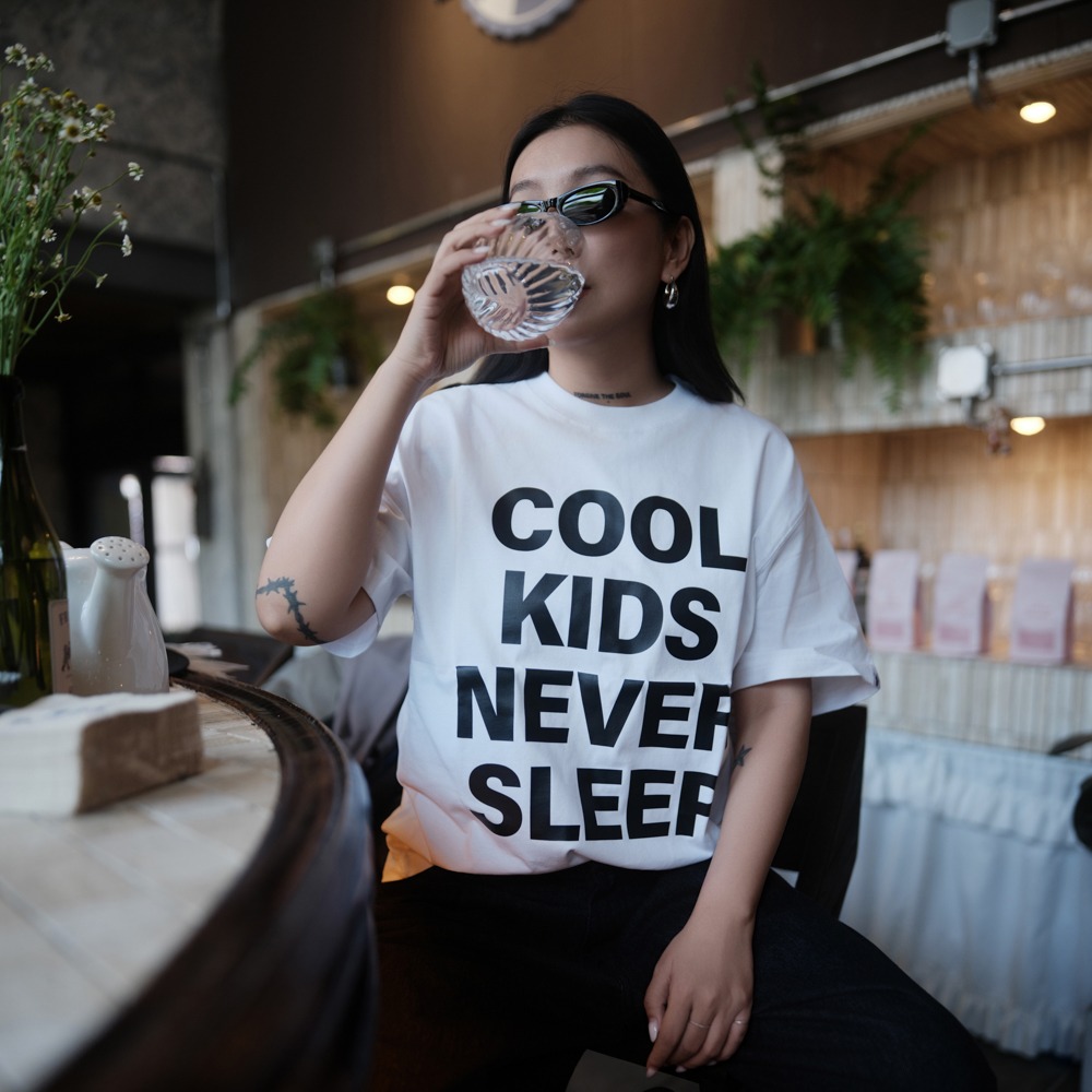 LOTSSUPPLYCO. COOL KIDS NEVER SLEEP(短袖,白色)-細節圖3