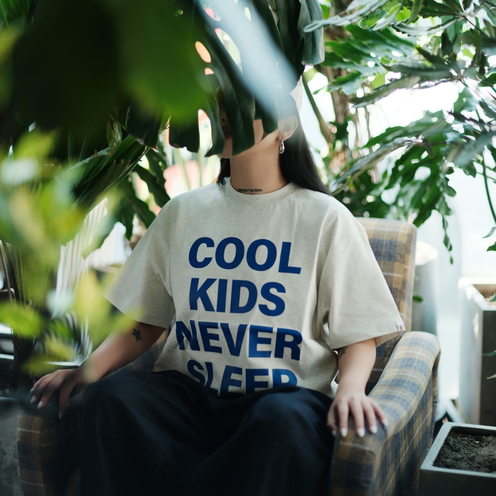 LOTSSUPPLYCO. COOL KIDS NEVER SLEEP(短袖,燕麥色)-細節圖4