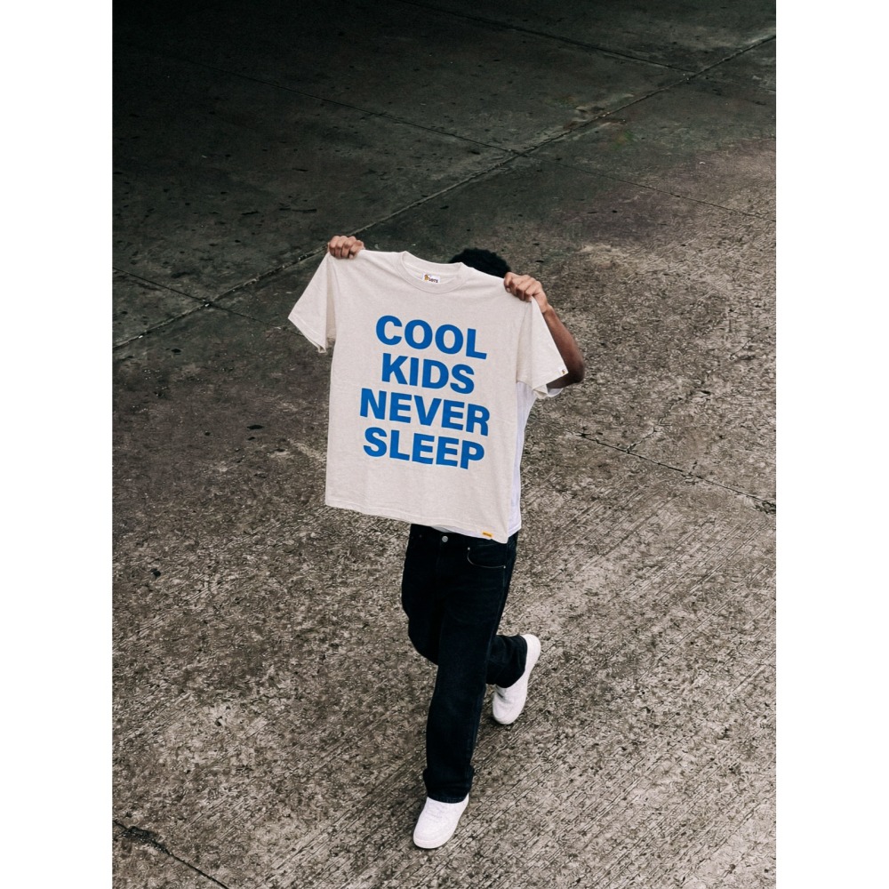 LOTSSUPPLYCO. COOL KIDS NEVER SLEEP(短袖,燕麥色)-細節圖5