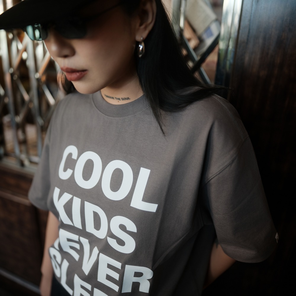 LOTSSUPPLYCO. COOL KIDS NEVER SLEEP(短袖,深灰色)-細節圖4