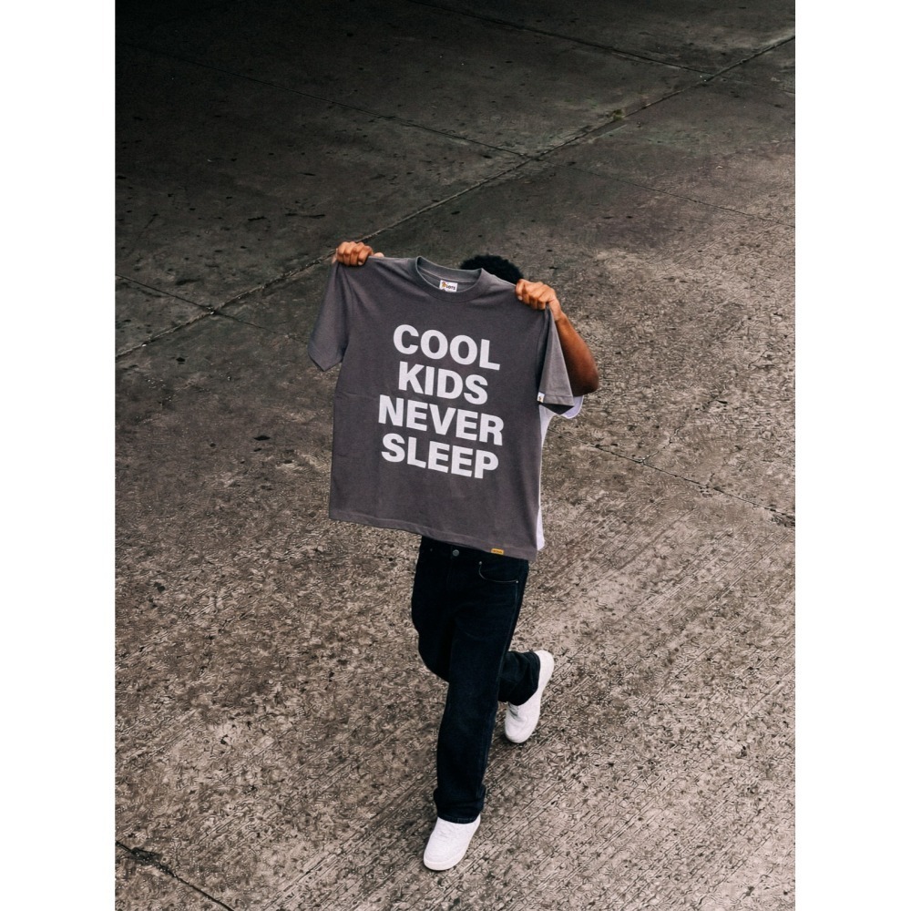 LOTSSUPPLYCO. COOL KIDS NEVER SLEEP(短袖,深灰色)-細節圖5