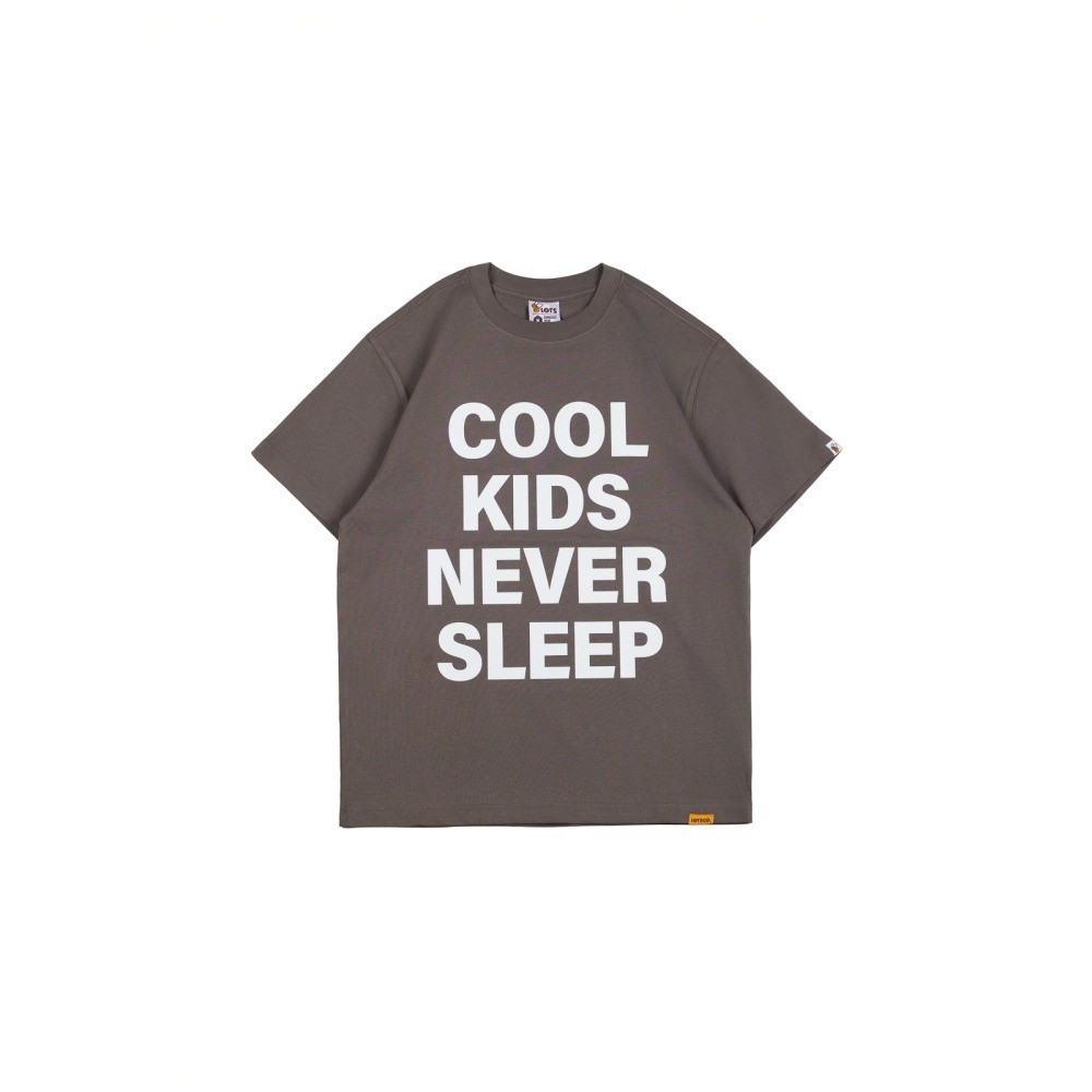 LOTSSUPPLYCO. COOL KIDS NEVER SLEEP(短袖,深灰色)-細節圖6