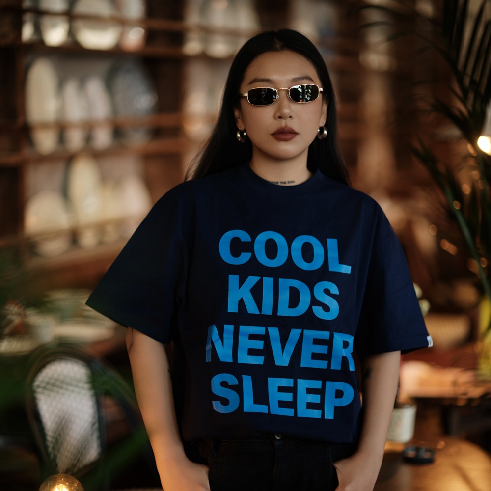 LOTSSUPPLYCO. COOL KIDS NEVER SLEEP(短袖,深藍)-細節圖2