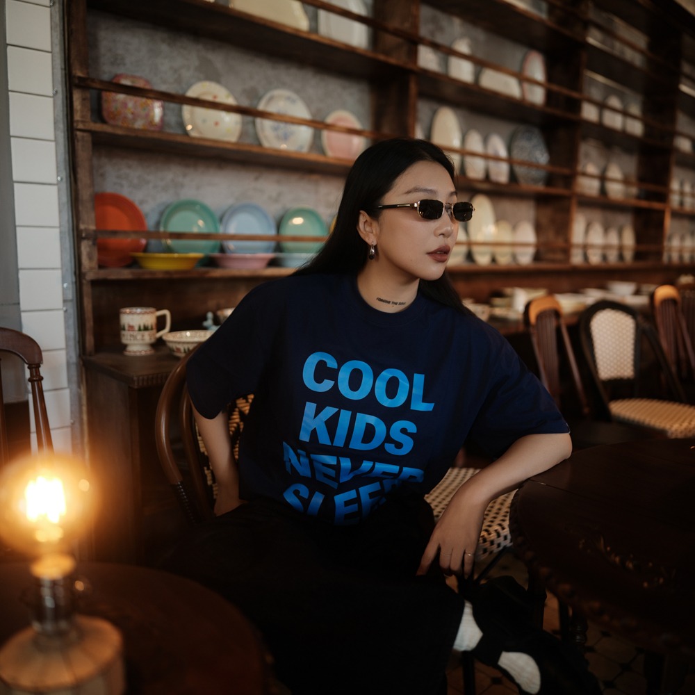 LOTSSUPPLYCO. COOL KIDS NEVER SLEEP(短袖,深藍)-細節圖3