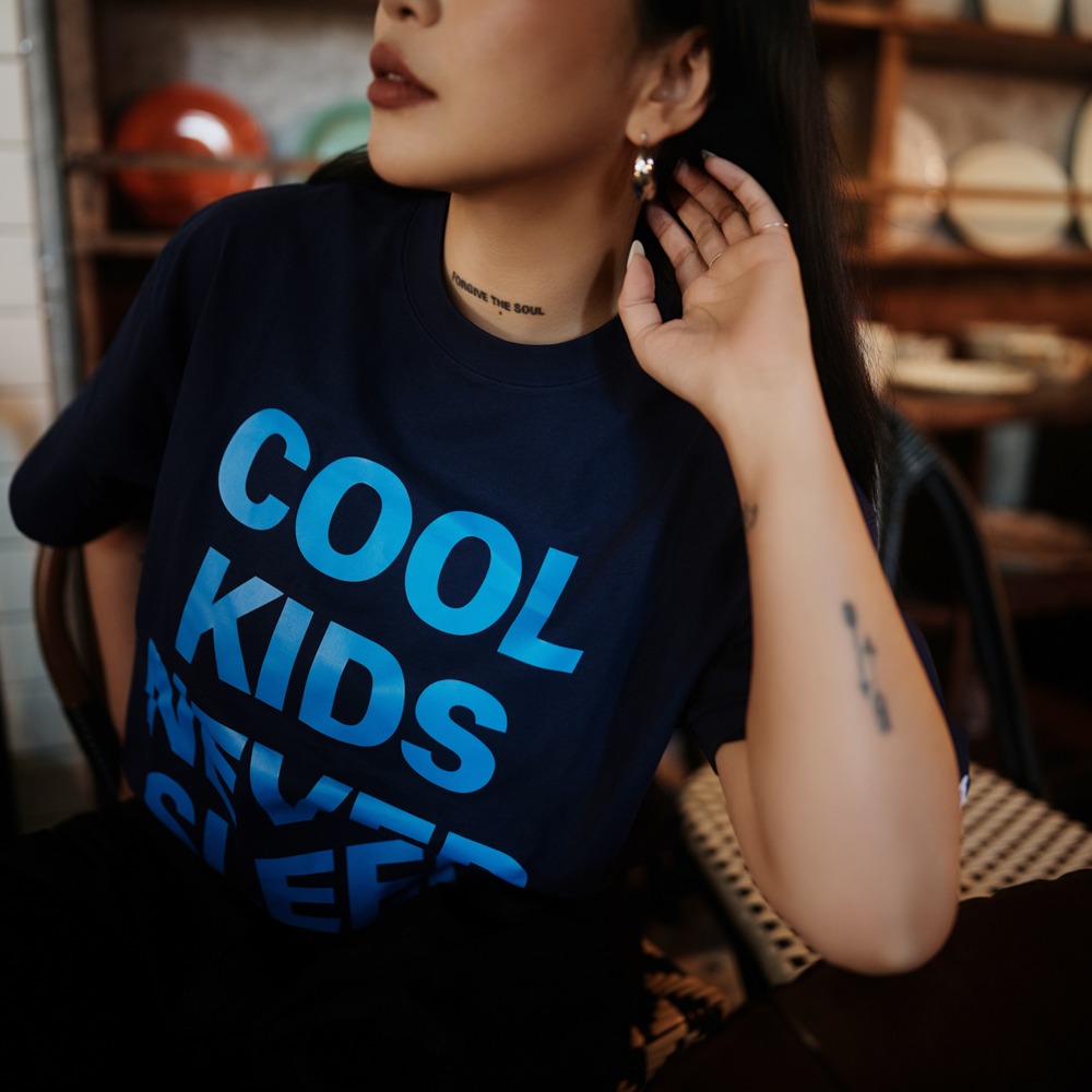 LOTSSUPPLYCO. COOL KIDS NEVER SLEEP(短袖,深藍)-細節圖4