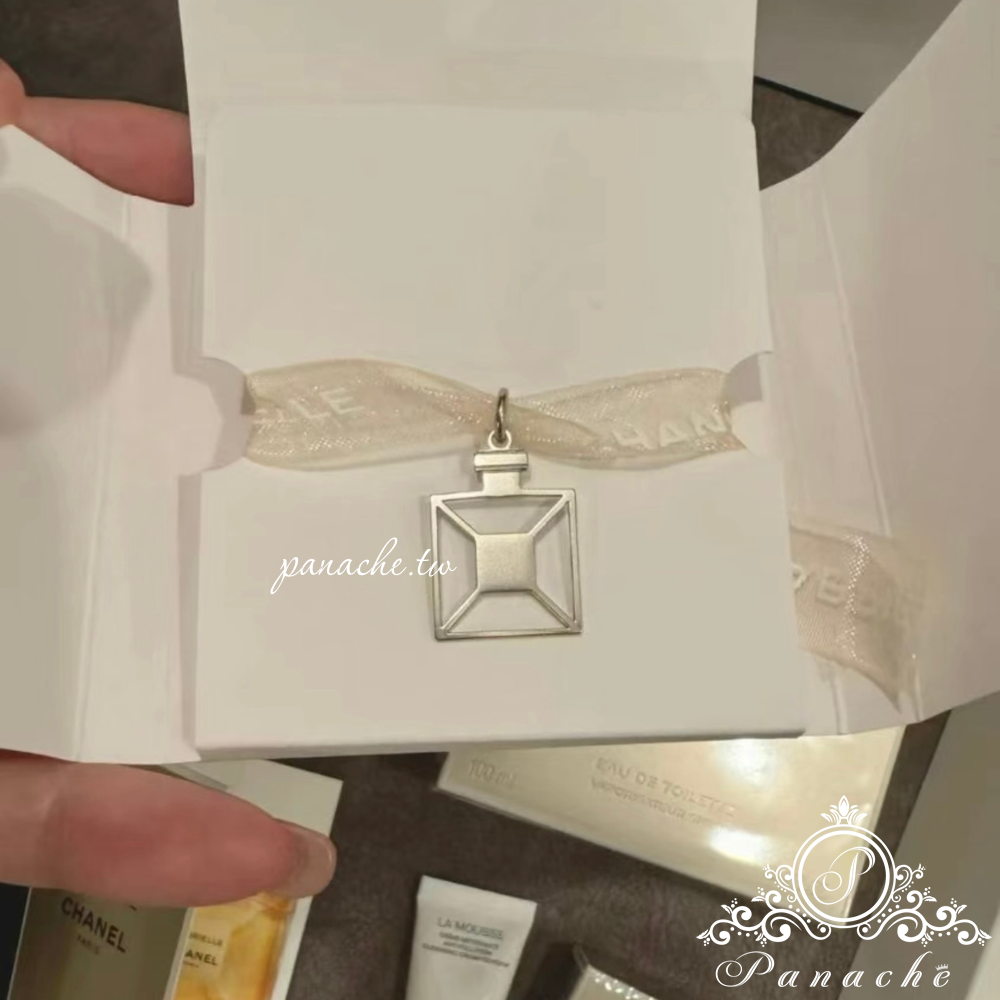 CHANEL VIP禮 GABRIELLE香水瓶吊飾手繩 銀色鏤空吊飾 香奈兒絲帶手環 附盒裝-細節圖3