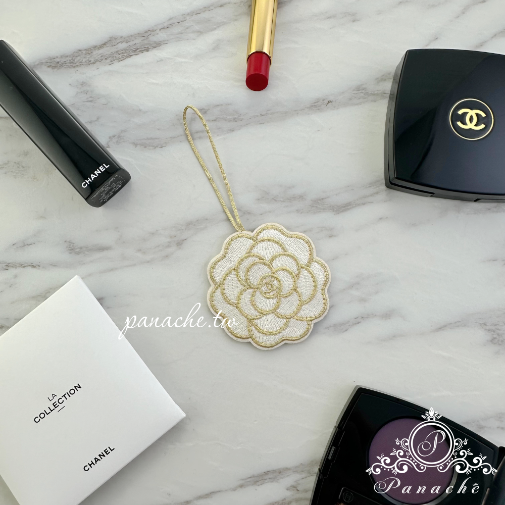 CHANEL VIP滿額禮 香檳金刺繡山茶花掛飾 雙C LOGO 包包吊飾 車掛飾 附原盒-細節圖5