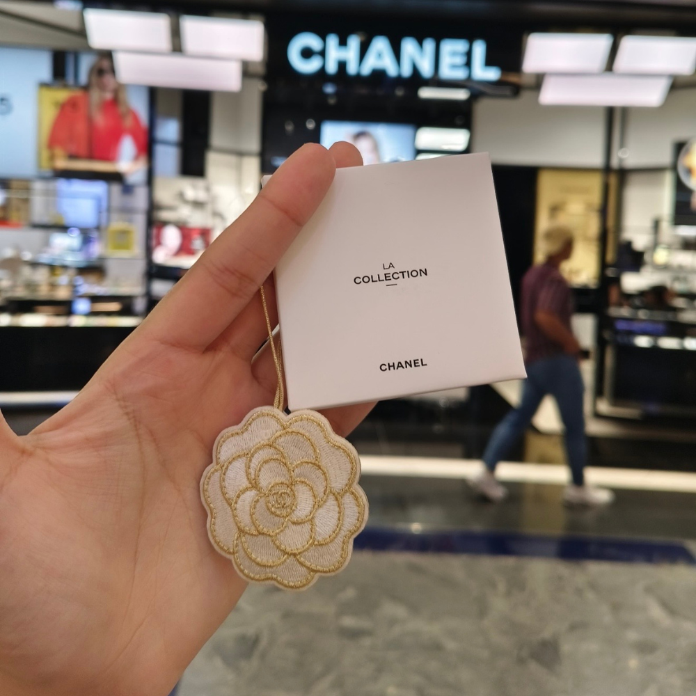 CHANEL VIP滿額禮 香檳金刺繡山茶花掛飾 雙C LOGO 包包吊飾 車掛飾 附原盒-細節圖6