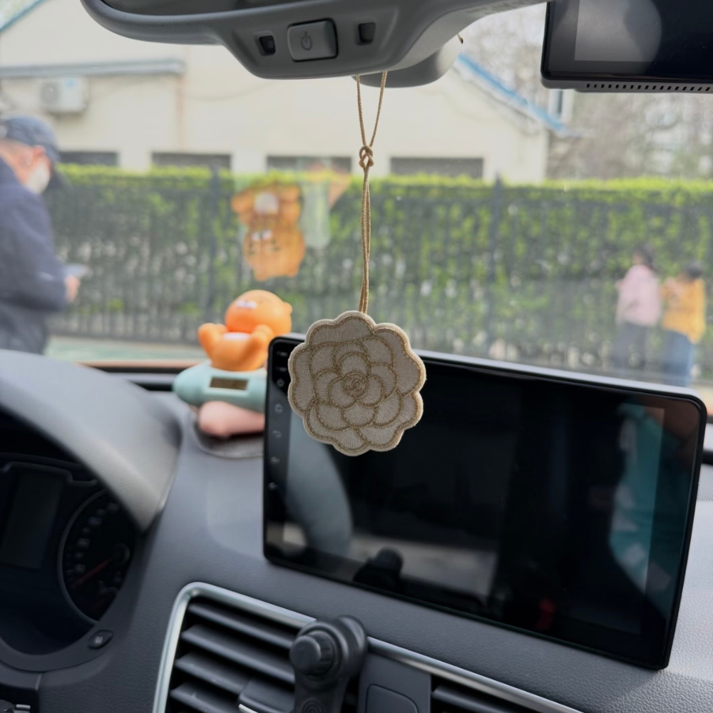 CHANEL VIP滿額禮 香檳金刺繡山茶花掛飾 雙C LOGO 包包吊飾 車掛飾 附原盒-細節圖7