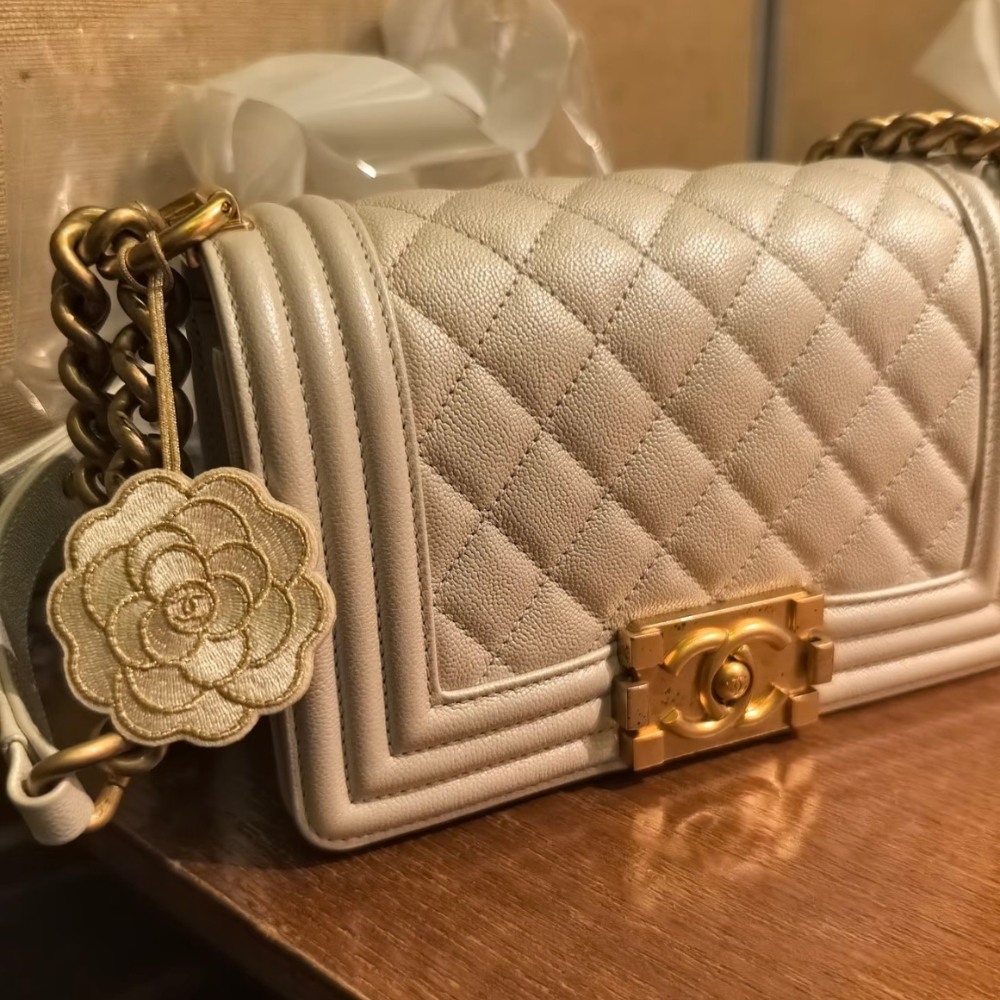 CHANEL VIP滿額禮 香檳金刺繡山茶花掛飾 雙C LOGO 包包吊飾 車掛飾 附原盒-細節圖8