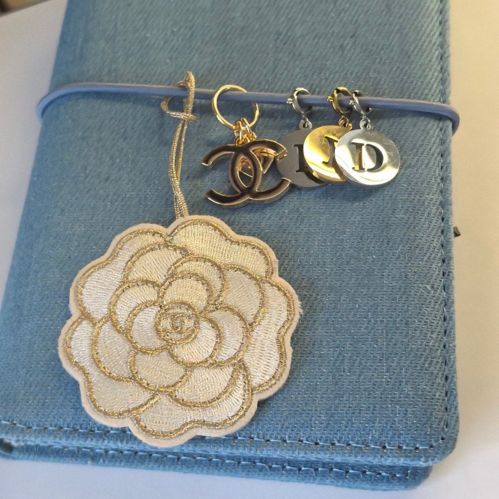 CHANEL VIP滿額禮 香檳金刺繡山茶花掛飾 雙C LOGO 包包吊飾 車掛飾 附原盒-細節圖9