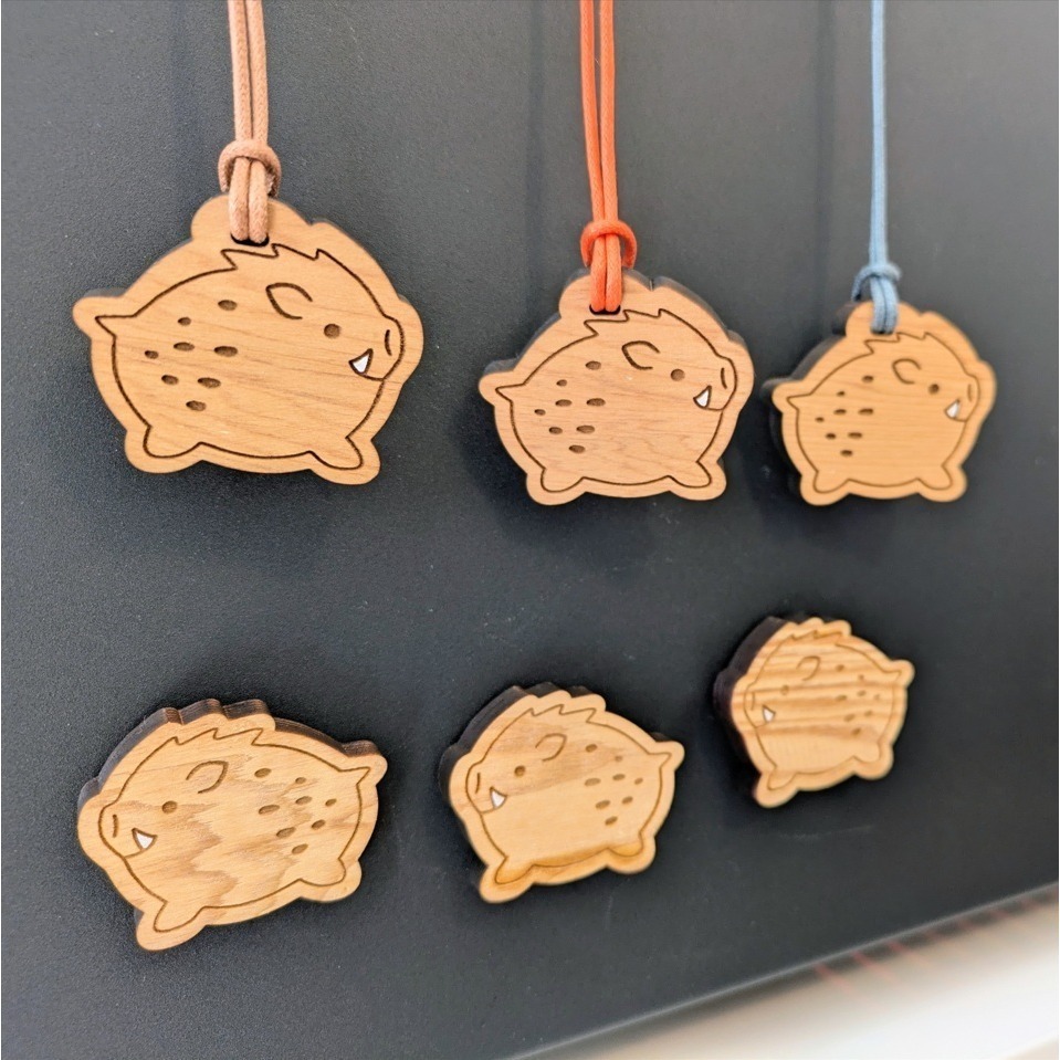 ( Alpne Days 原創商品 ) 檜樂小山豬 再生台灣檜木製吊飾 (擴香) + 磁鐵 兩入組-細節圖2