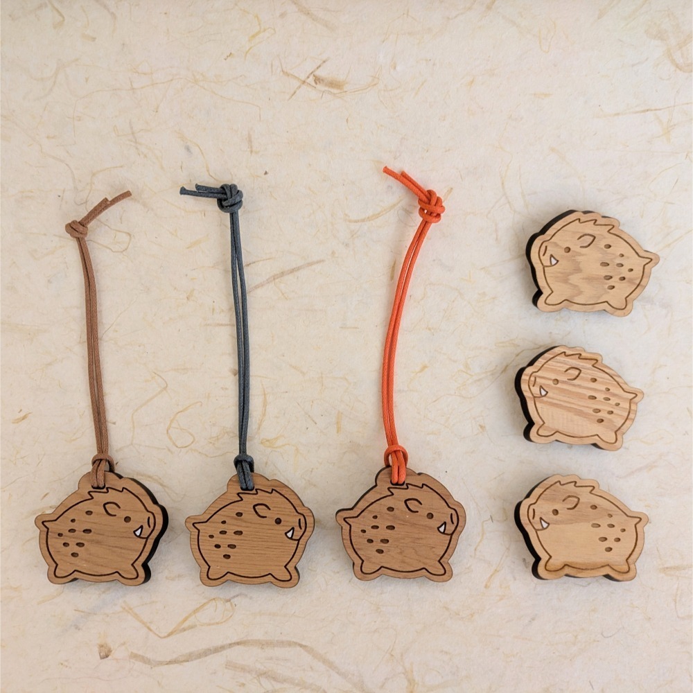 ( Alpne Days 原創商品 ) 檜樂小山豬 再生台灣檜木製吊飾 (擴香) + 磁鐵 兩入組-細節圖3