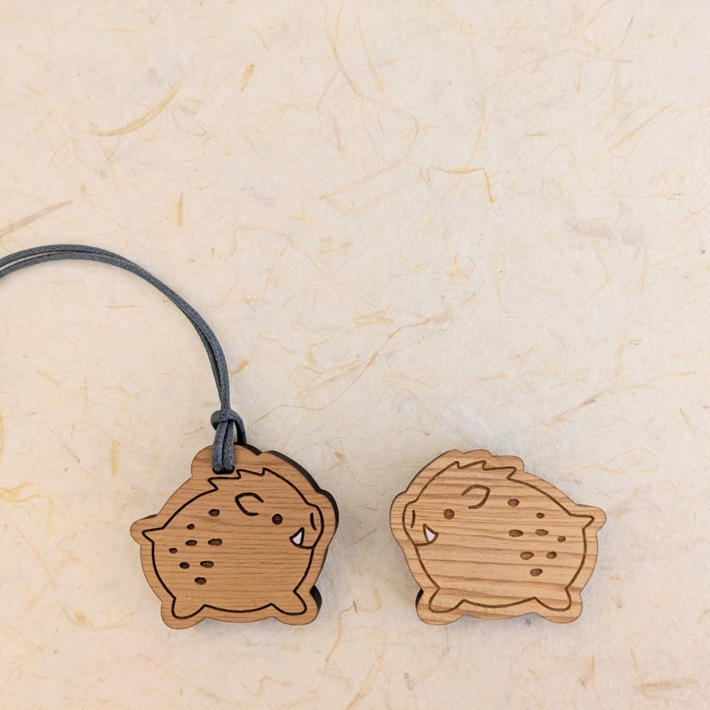 ( Alpne Days 原創商品 ) 檜樂小山豬 再生台灣檜木製吊飾 (擴香) + 磁鐵 兩入組-細節圖4