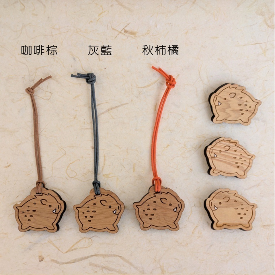 ( Alpne Days 原創商品 ) 檜樂小山豬 再生台灣檜木製吊飾 (擴香) + 磁鐵 兩入組-規格圖9