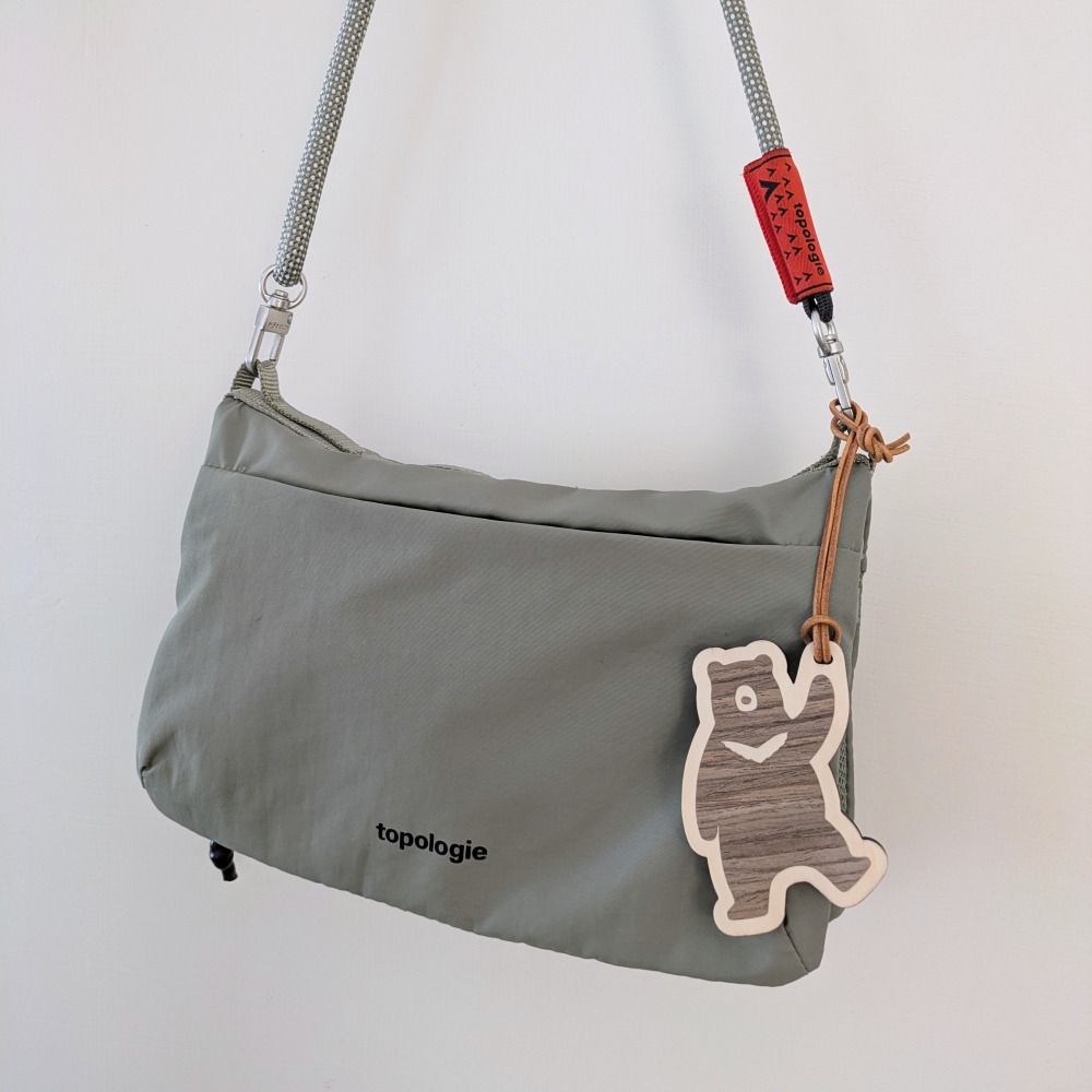 ( Alpine Days 原創商品 )  Hello 台灣黑熊 木製吊飾-細節圖3