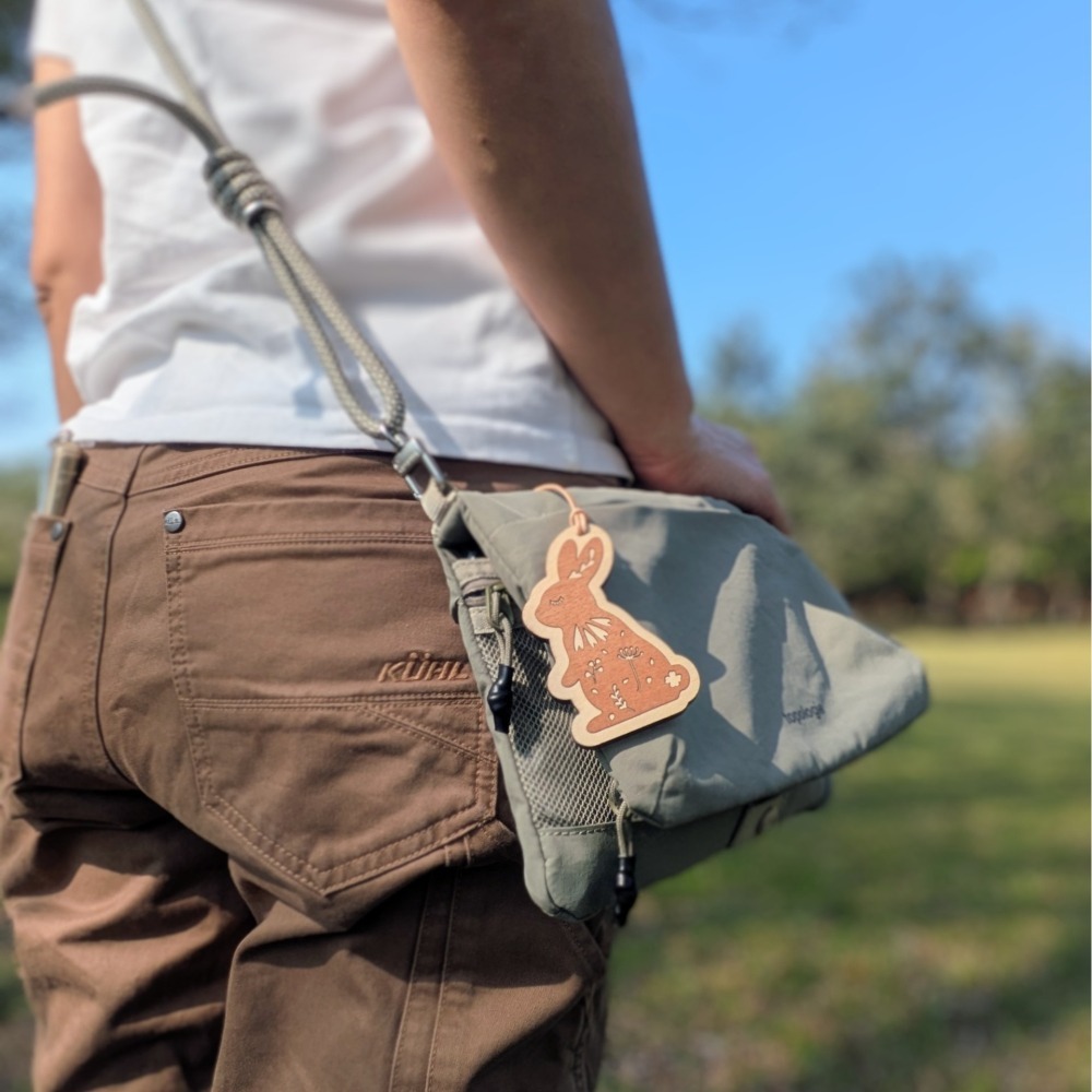 ( Alpine Days 原創商品 )  花草兔兔 木製吊飾-細節圖3