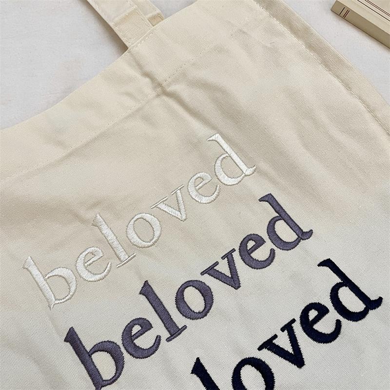 𝑯𝒖＇𝒔＞現貨｜ beloved三行文字刺繡磁扣帆布包 14吋筆電 大容量 學生黨 通勤包 可放A4 單肩包-細節圖2