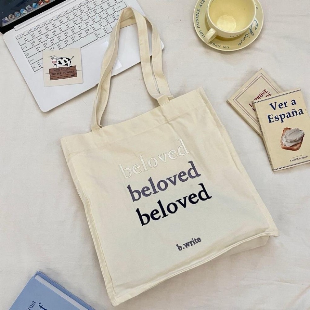 𝑯𝒖＇𝒔＞現貨｜ beloved三行文字刺繡磁扣帆布包 14吋筆電 大容量 學生黨 通勤包 可放A4 單肩包-細節圖6