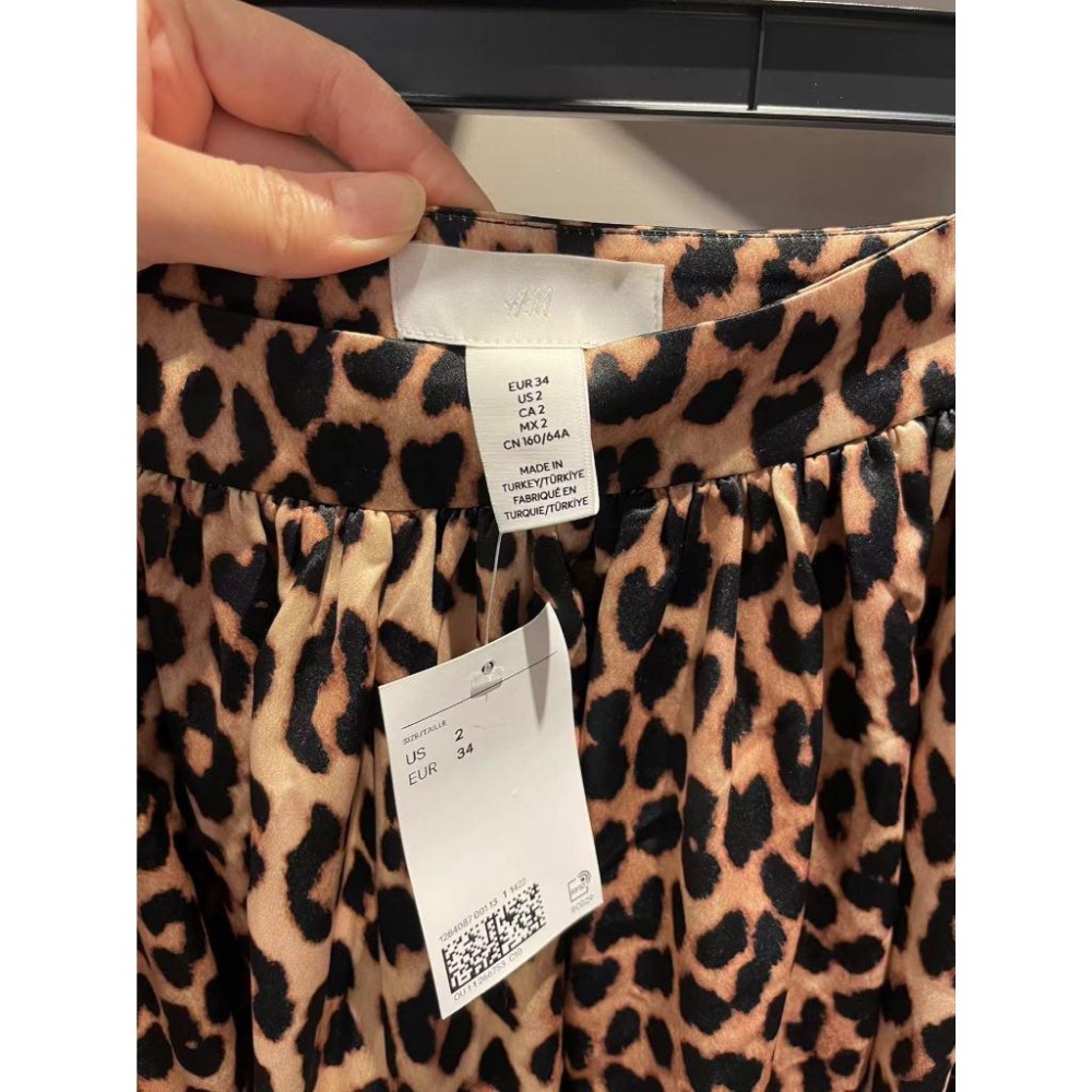 H&M 豹紋緞面長裙-細節圖4