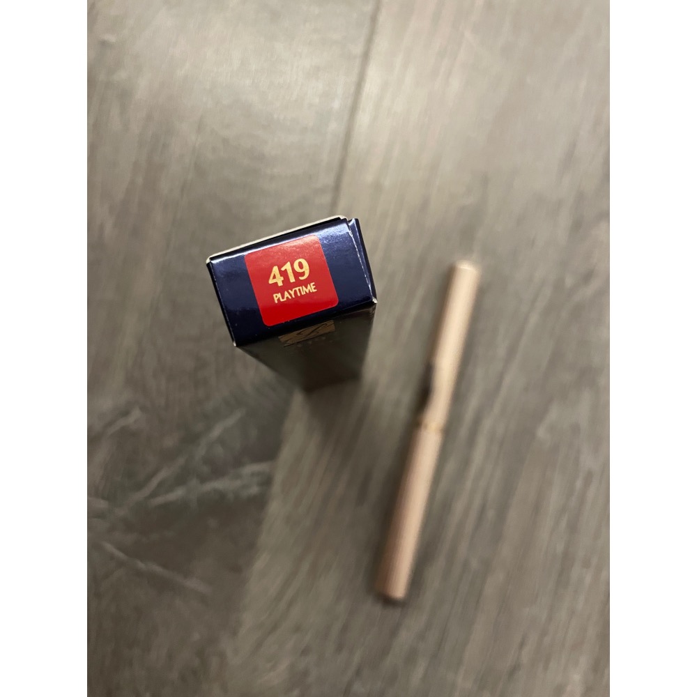 ESTEE LAUDER雅詩蘭黛 耀眼出色細管唇膏 釉光#419 Playtime 頑皮紅蘋   韓星IU女神同款-細節圖4