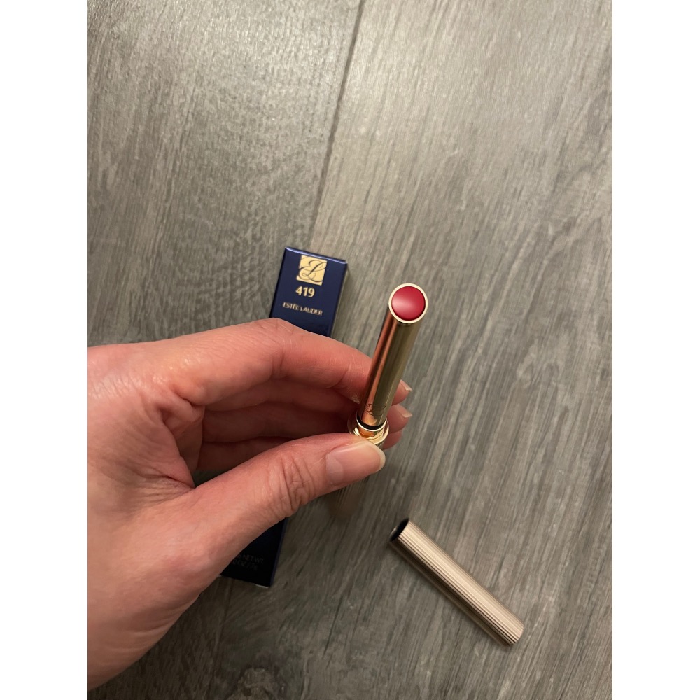 ESTEE LAUDER雅詩蘭黛 耀眼出色細管唇膏 釉光#419 Playtime 頑皮紅蘋   韓星IU女神同款-細節圖5