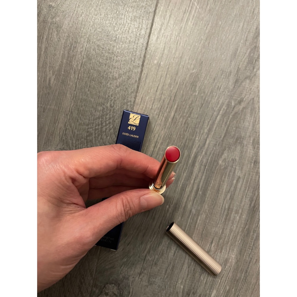 ESTEE LAUDER雅詩蘭黛 耀眼出色細管唇膏 釉光#419 Playtime 頑皮紅蘋   韓星IU女神同款-細節圖6