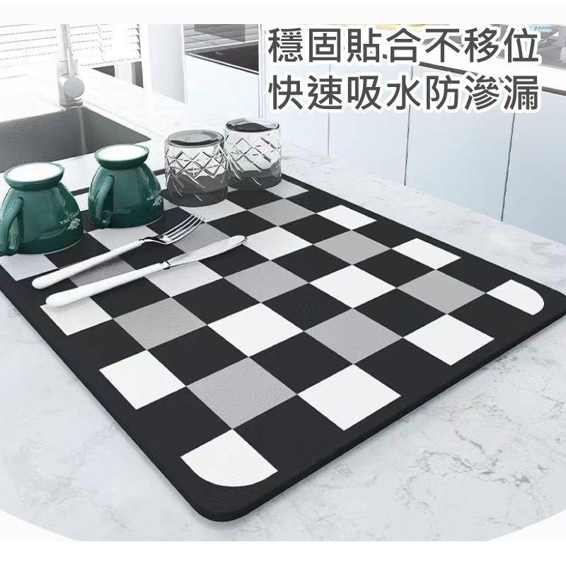 棋盤格紋硅藻土吸水杯墊 杯墊 吸水杯墊 吸水墊 簡約時尚桌面吸水墊 棋盤吸水杯墊 格紋吸水墊 【過生活】-細節圖6