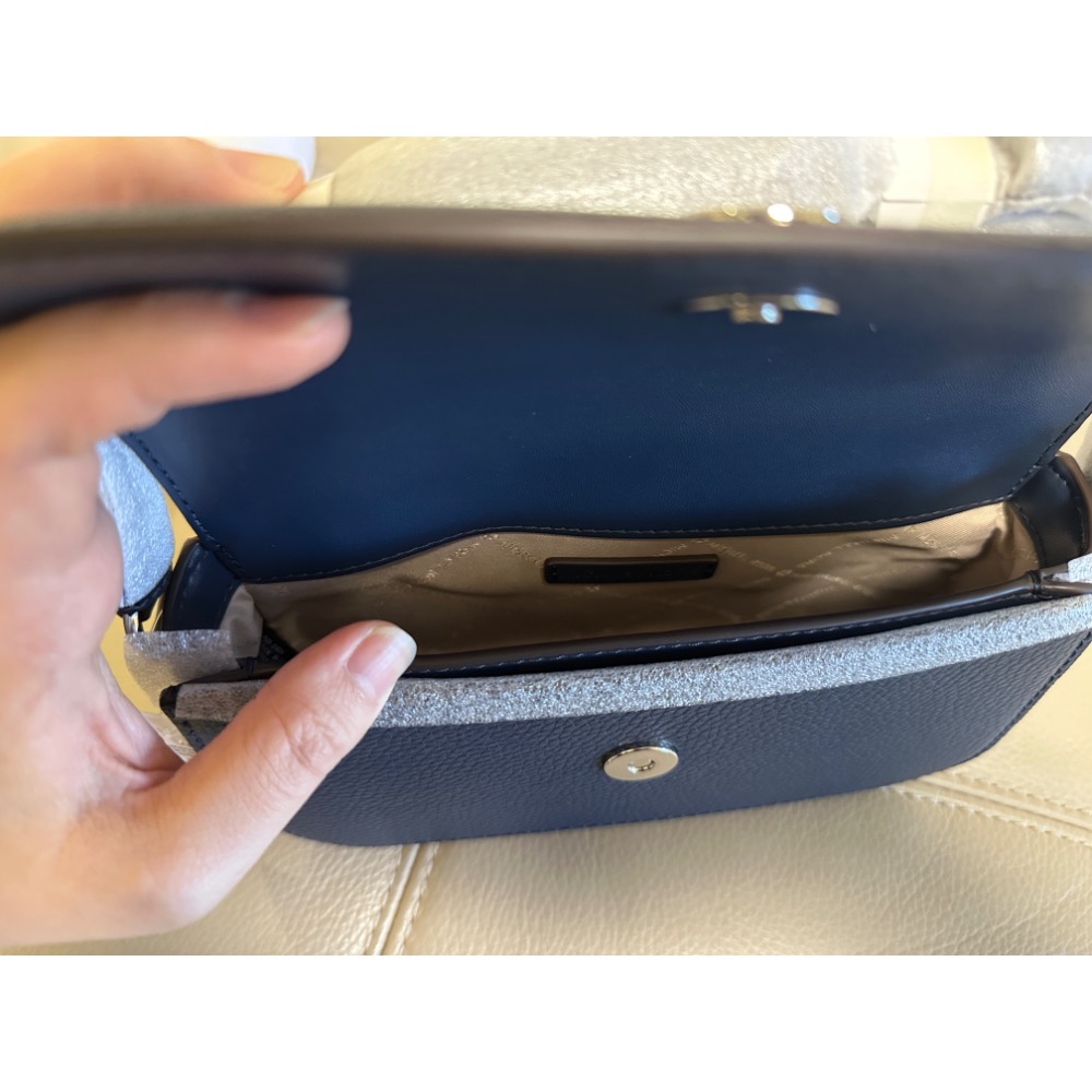 MICHAEL KORS 牛皮斜背包-細節圖2