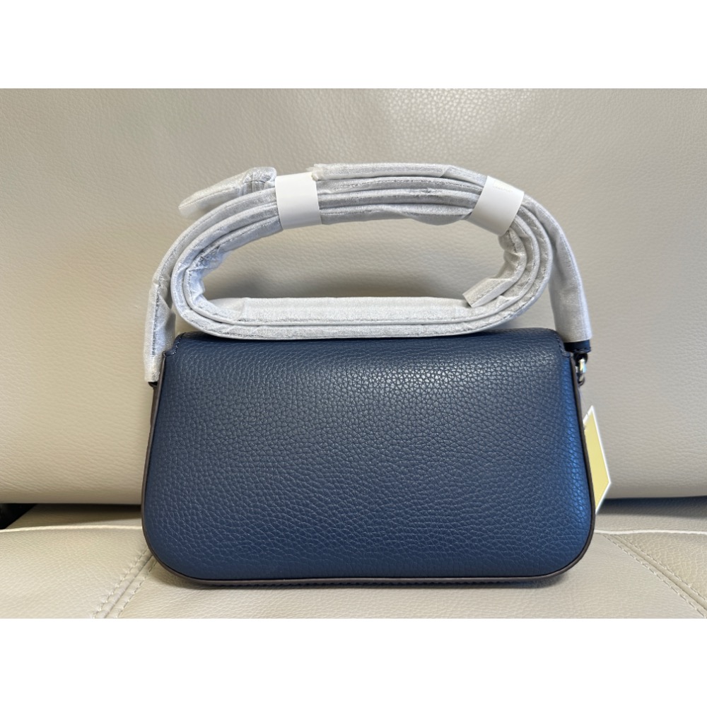 MICHAEL KORS 牛皮斜背包-細節圖3