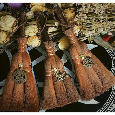 「薰詩奈」現貨 女巫棕掃把 迷你祭壇儀式掛件手工樹合金枝掃帚