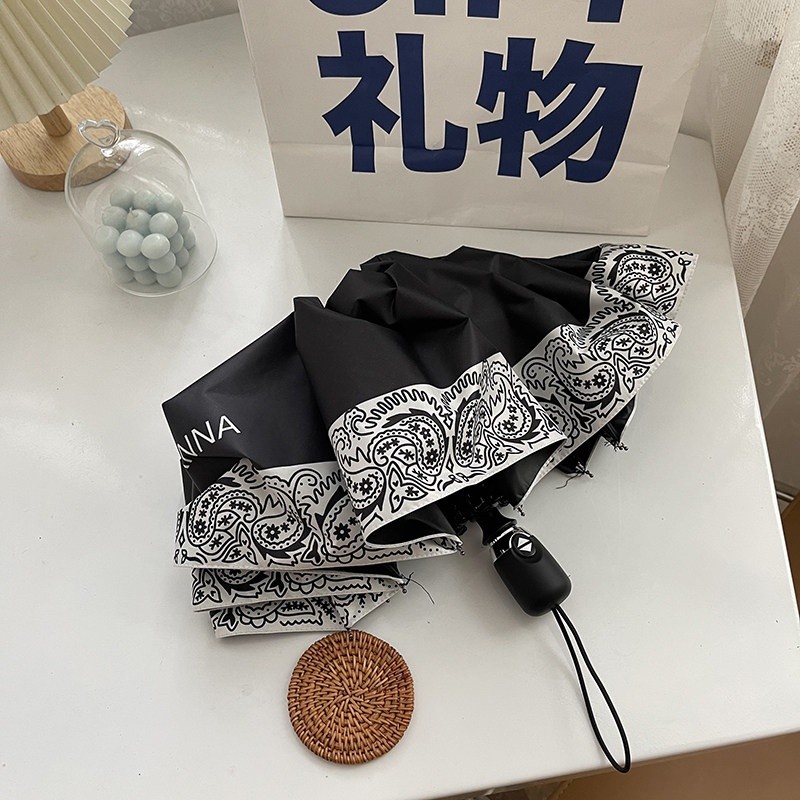 黑色