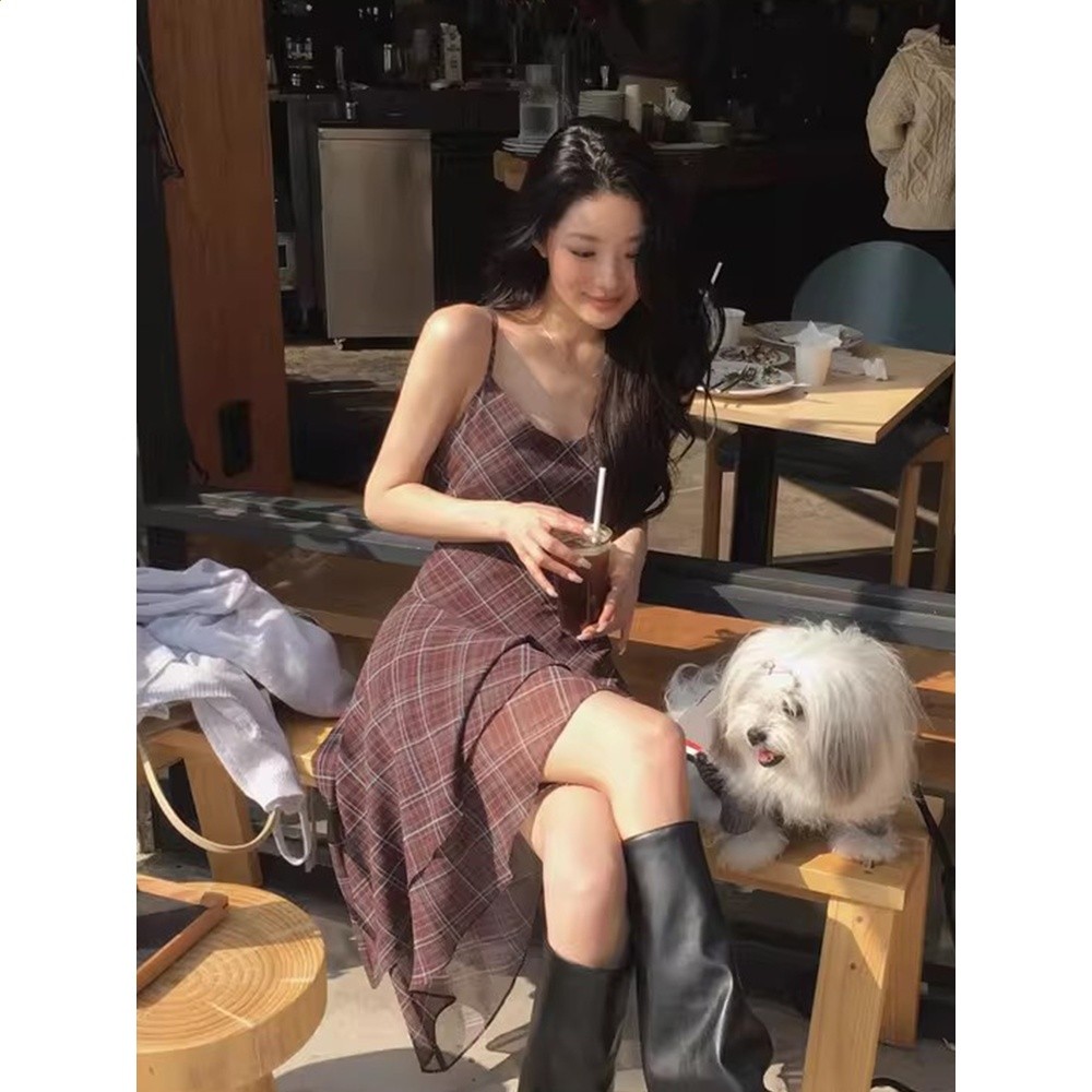 良良家 復古風撞色格紋吊帶連衣裙女春季新款不規則裙襬收腰長裙-細節圖2