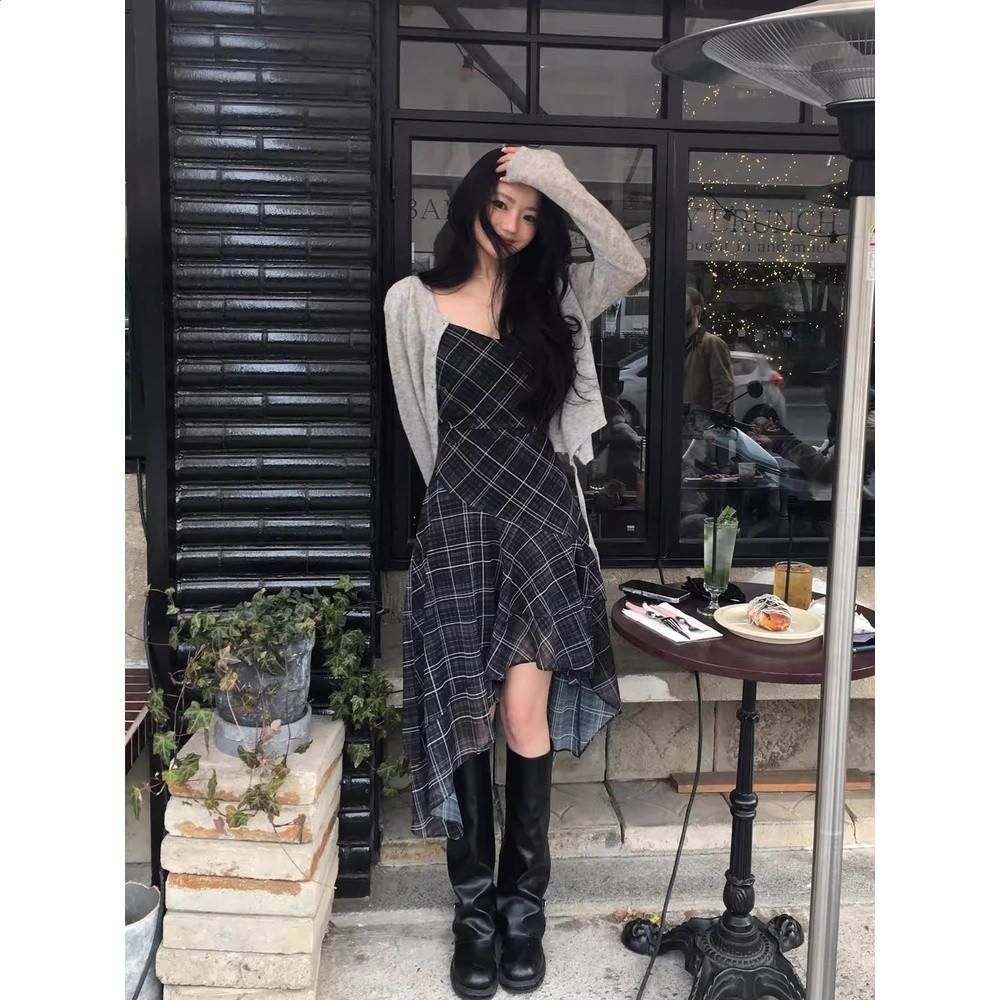 良良家 復古風撞色格紋吊帶連衣裙女春季新款不規則裙襬收腰長裙-細節圖3