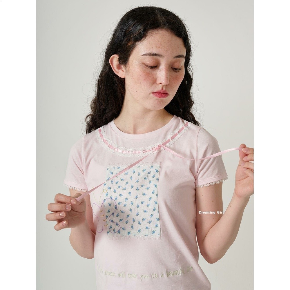 tina 返單追加 童趣 細節滿滿 蝴蝶字母刺繡碎花貼布 蕾絲花邊T恤-細節圖5