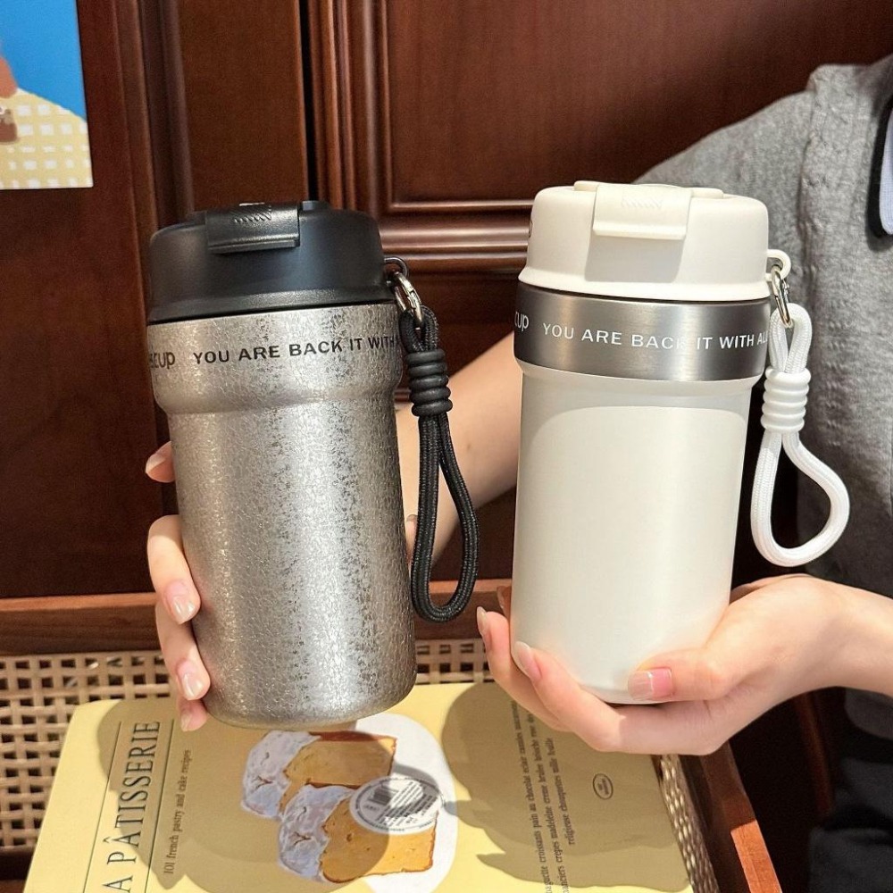 新款304不鏽鋼雙飲酷越保溫咖啡杯 550ml辦公不鏽鋼保溫保冰隨行杯 露營馬克杯泡茶杯 手提繩翻蓋環保杯 不鏽鋼牛奶杯-細節圖2