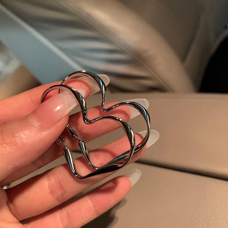 【台灣現貨】 S925銀針愛心耳環 心型耳環 浮誇愛心耳環 銀色心型耳環 時尚 設計感 耳環 女生耳環 耳飾飾品-細節圖4