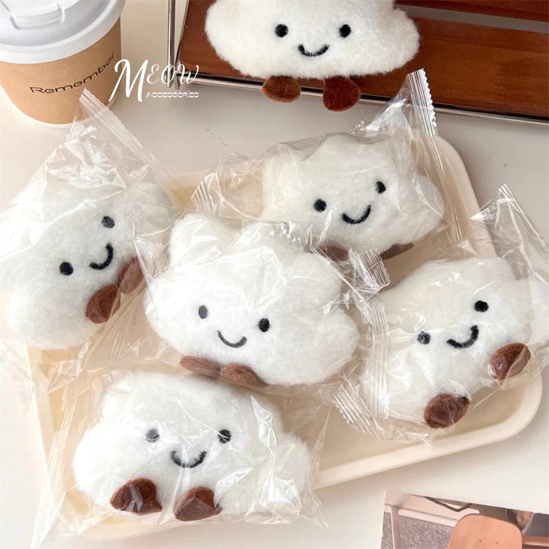 Meow acc【台灣現貨】毛絨雲朵吊飾 雲朵娃娃吊飾 毛絨雲朵掛飾 背包吊飾 包包掛件 微笑雲朵吊飾 可愛雲朵吊飾-細節圖4